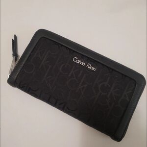 2/$40 ✨Calvin Klein Zip Around Wallet